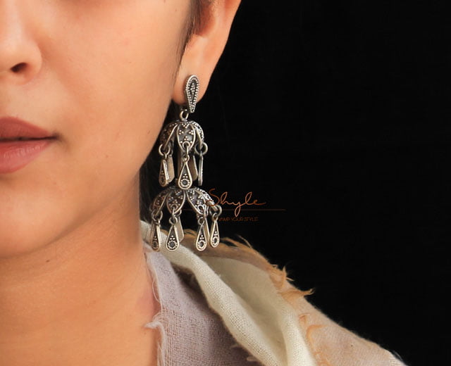 Mizoya Daana Detailed Chandelier Statement Earrings model