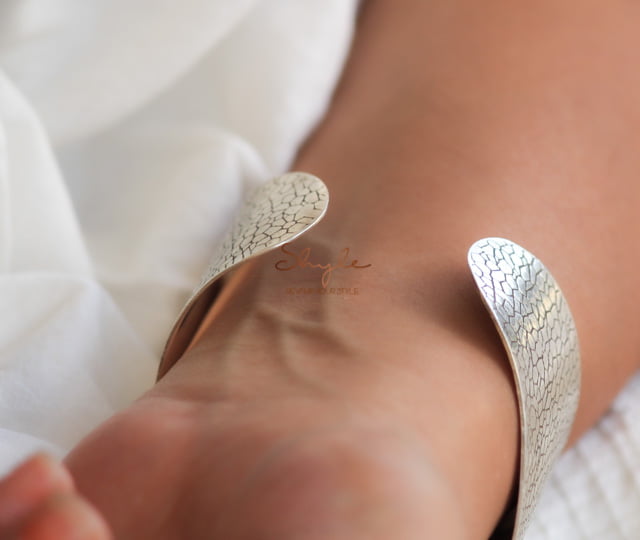 Essence Fine Rose Quartz Textured Cocktail Kada