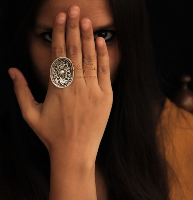 Anvaya flora detailed embossed oval ring