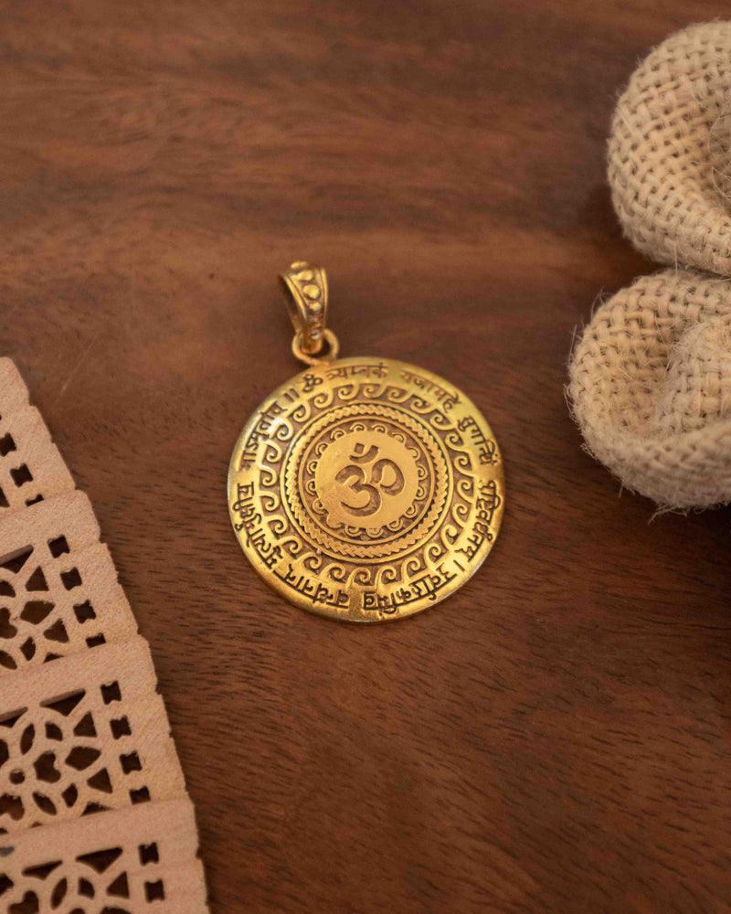 Gold-plated 925 silver Maha Mrityunjaya mantra Om pendant, detail view