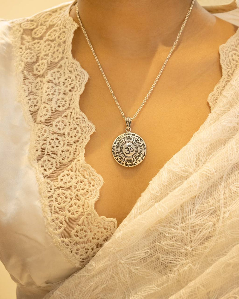 925 pure silver Maha Mrityunjaya mantra Om pendant, detail view