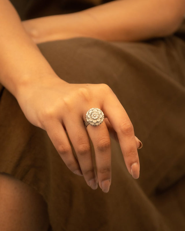 Mizoya Embossed Flower Sadabahaar Ring