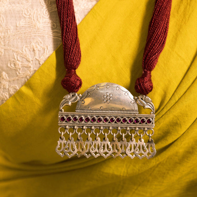 Mizoya Vintage Detailed Carved Drop Dori Necklace