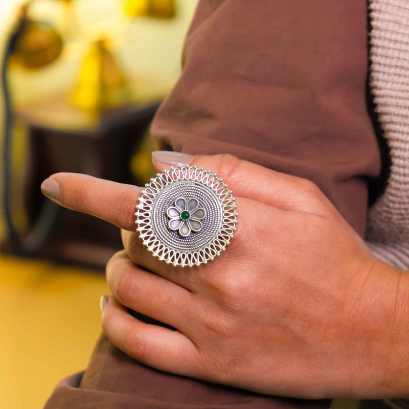 Mizoya Daana Detailed Flower Embossed Classic Ring