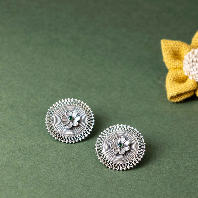 Mizoya Daana Detailed Flower Embossed Classic Stud Earring