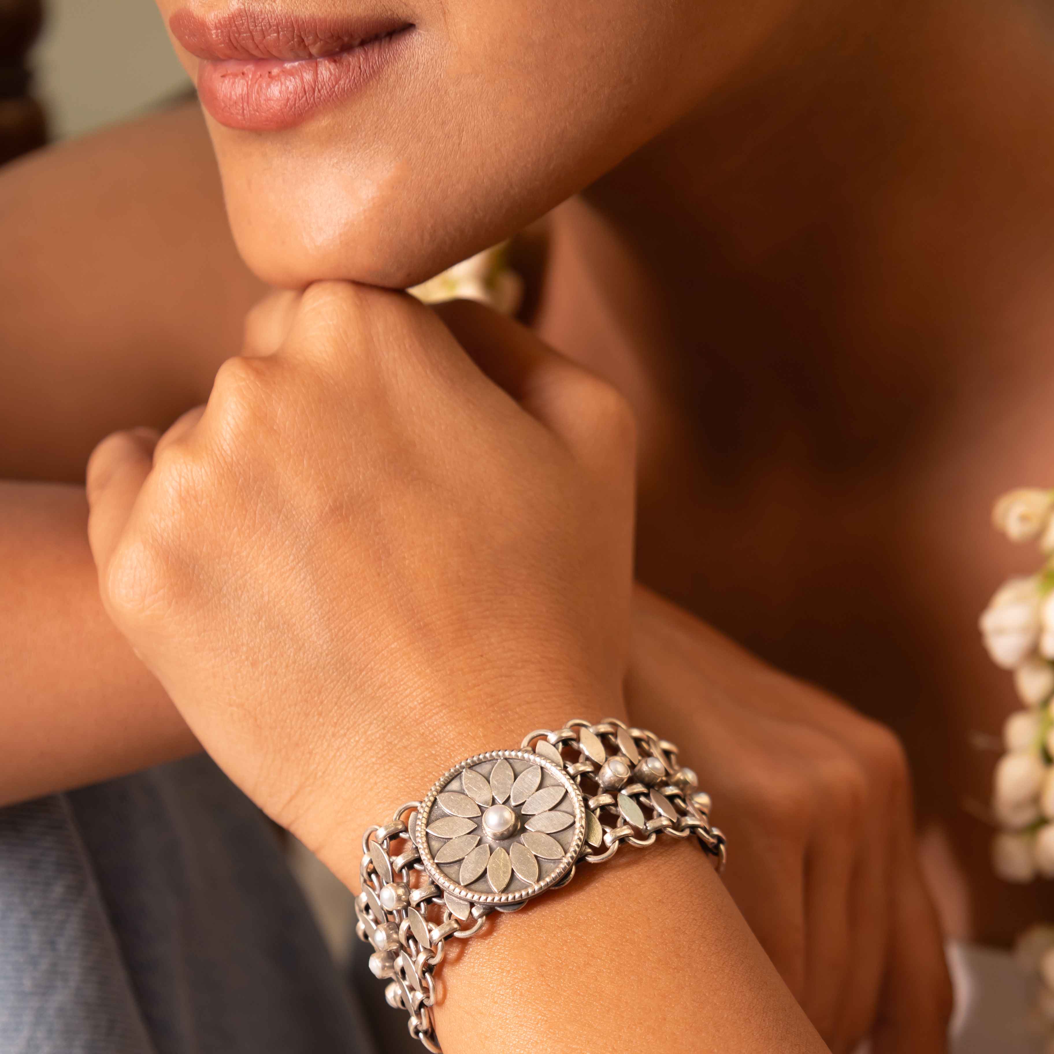 Mizoya Jali Pearl Jadau Flower Motif Bracelet