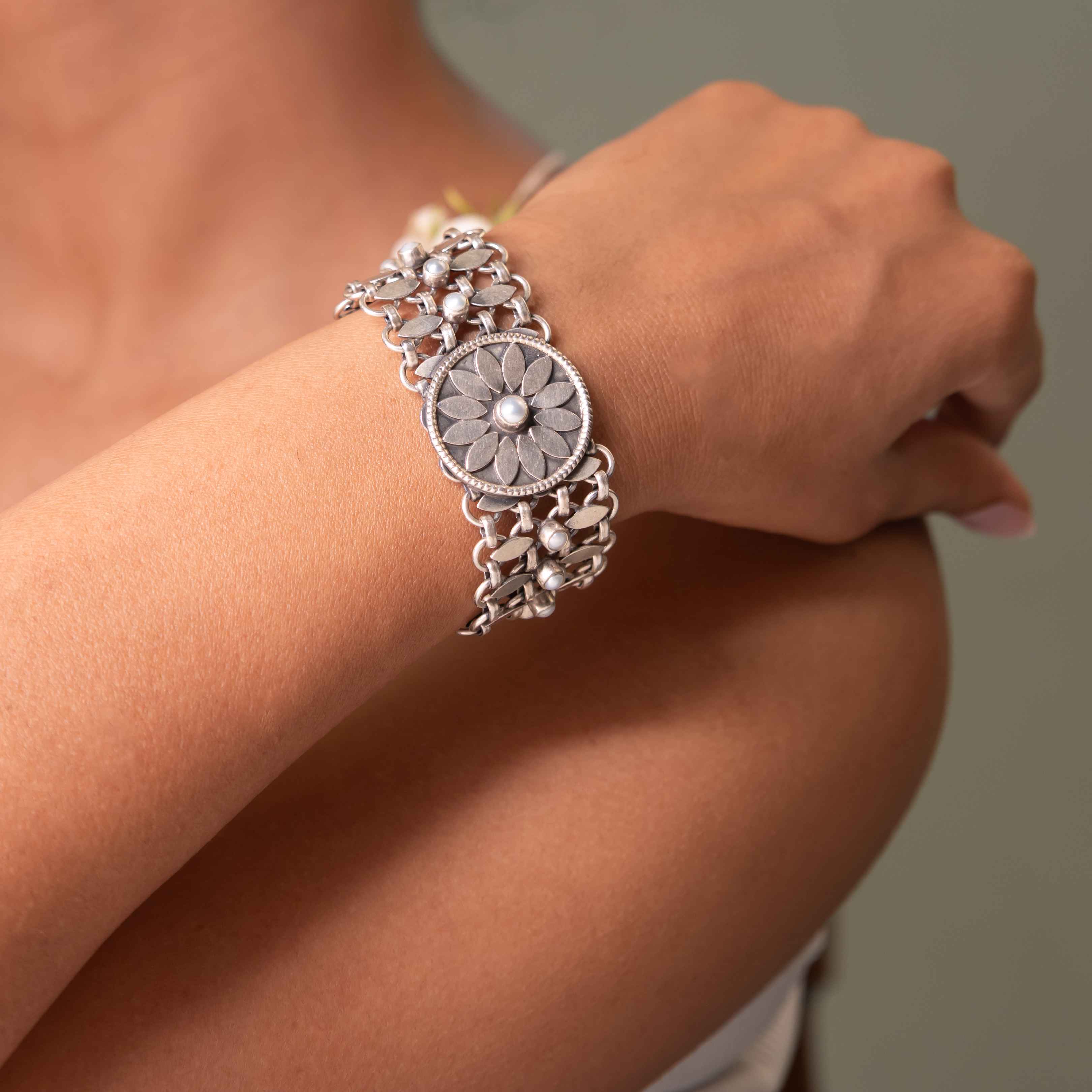 Mizoya Jali Pearl Jadau Flower Motif Bracelet