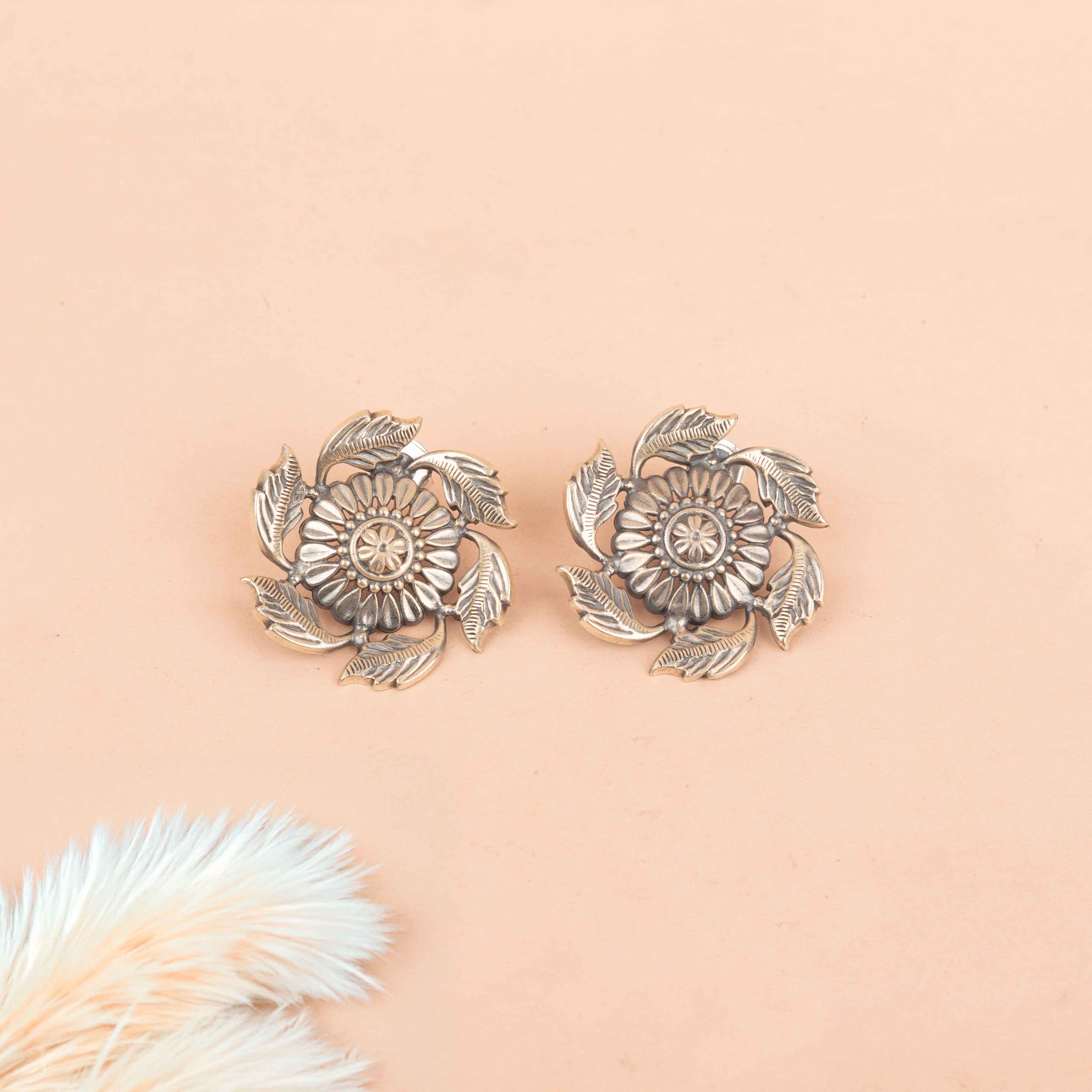 Mizoya Patti Border Classic Stud Earring