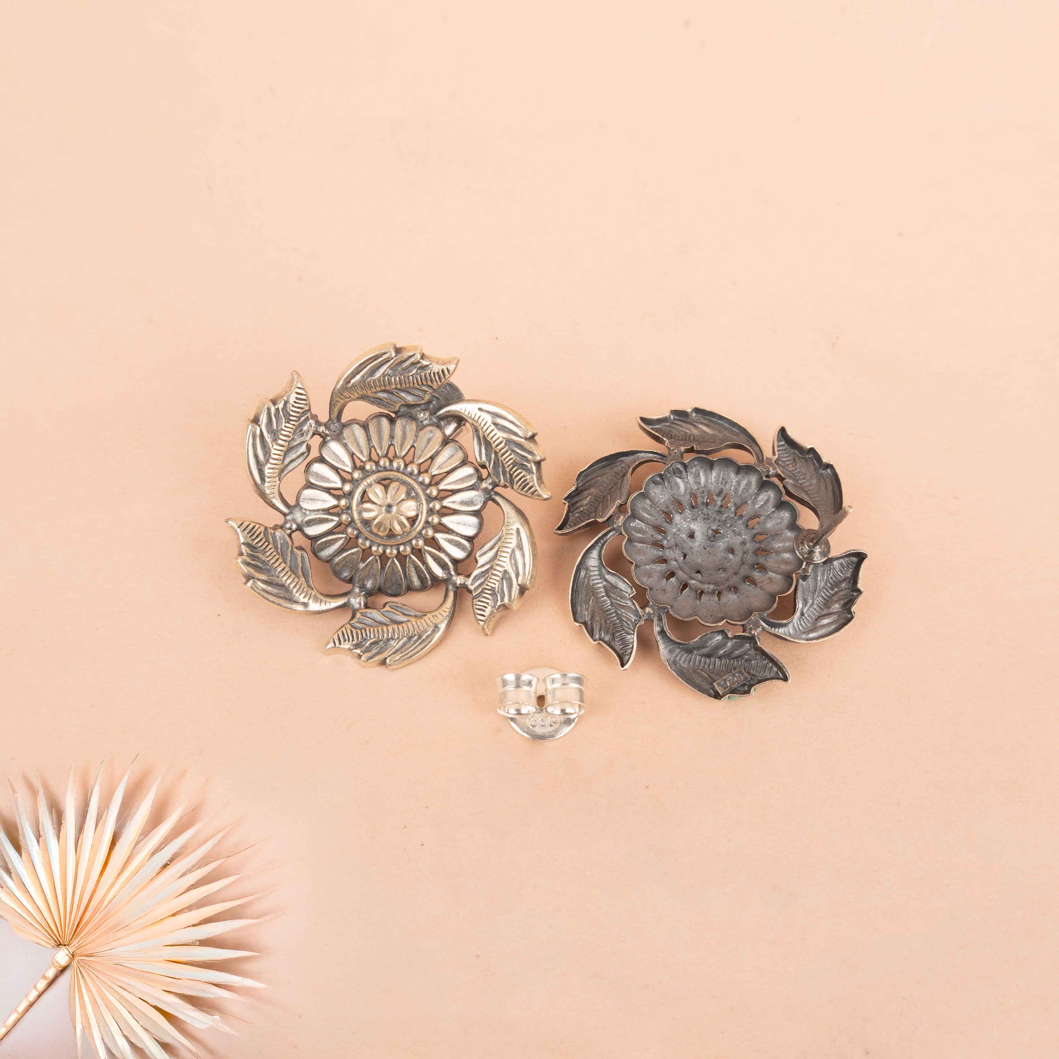Mizoya Patti Border Classic Stud Earring