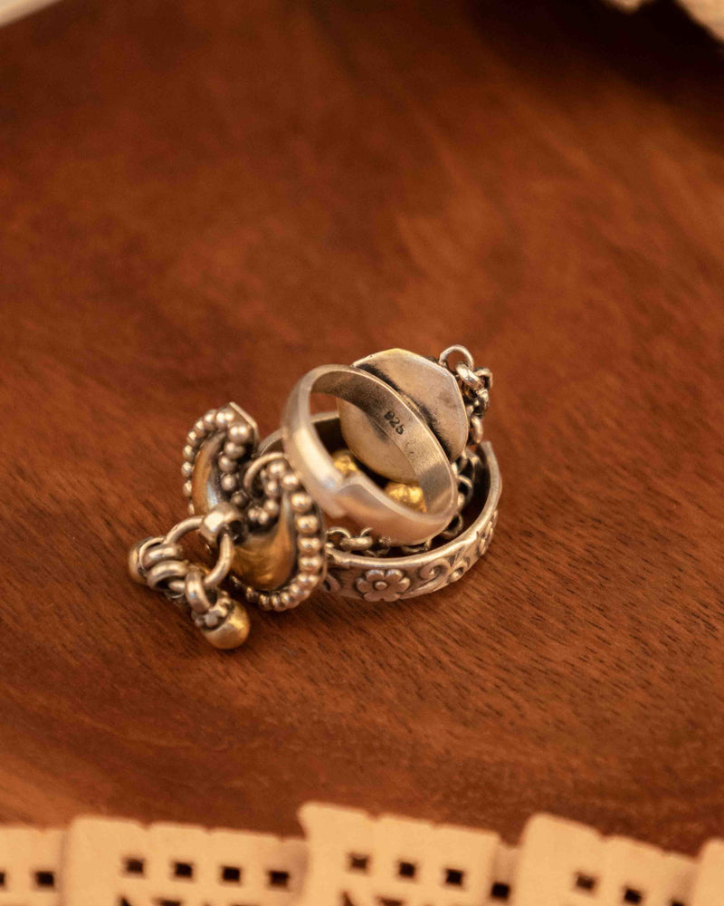 925 pure silver dual motif dual tone statement ring, detail view