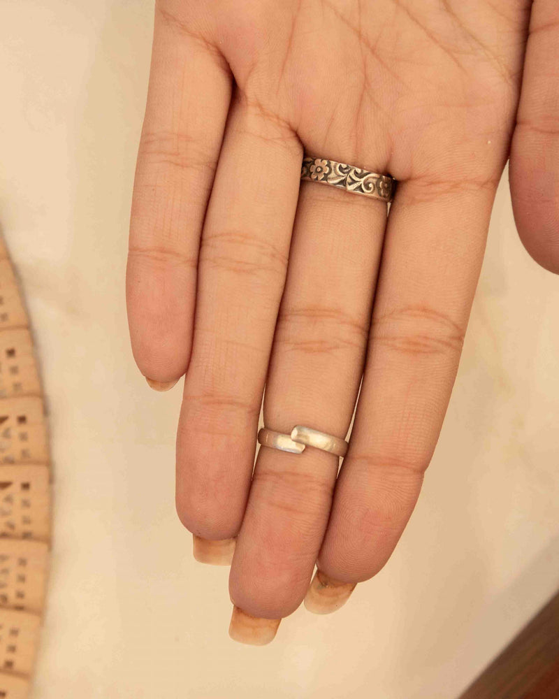 925 pure silver dual motif dual tone statement ring, close-up