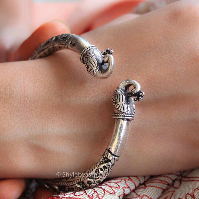 Moh Dual Peacock Embossed Kada