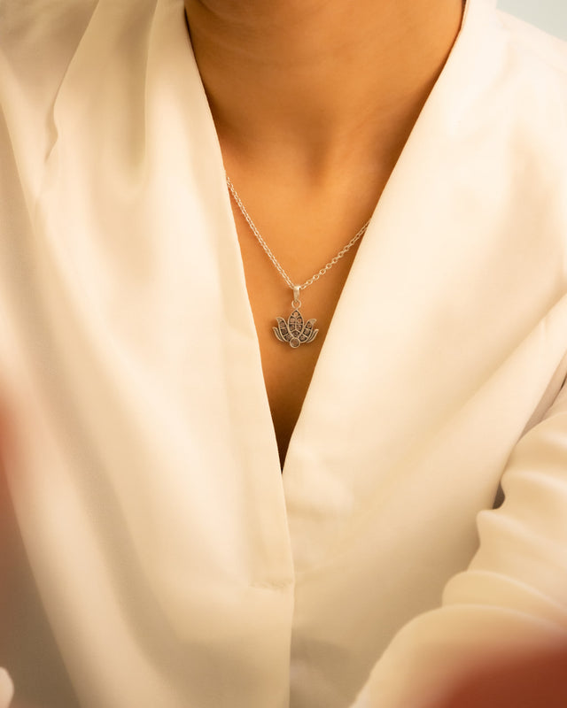 Moh Fine Lotus Intricate Necklace