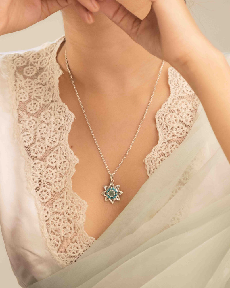 Moh Fine Turquoise Flower Beaded Pendant