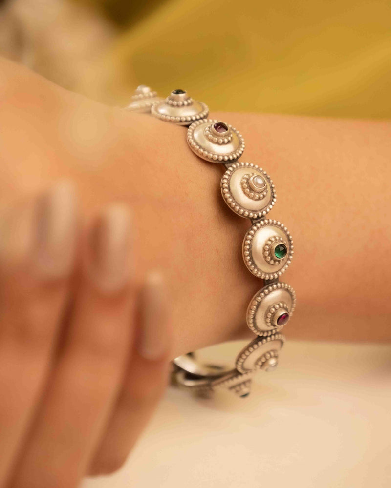 Moh Jadau Tikdi Sadabhaar Bangle