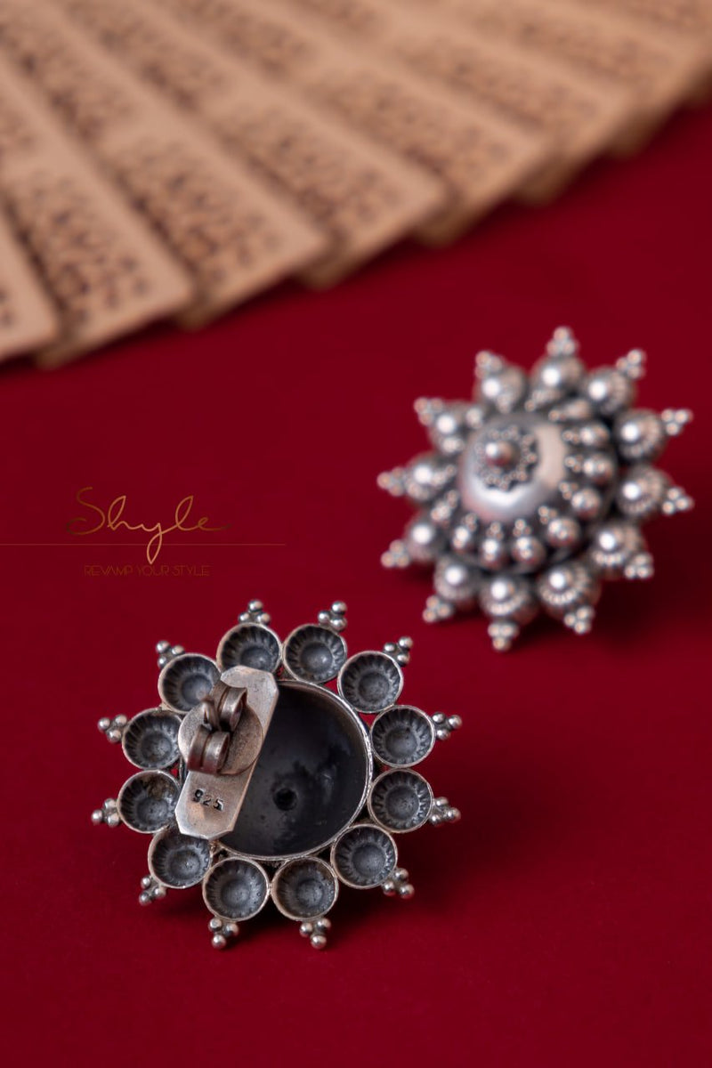 Moh Daana Detailed Embossed Classic Stud Earring
