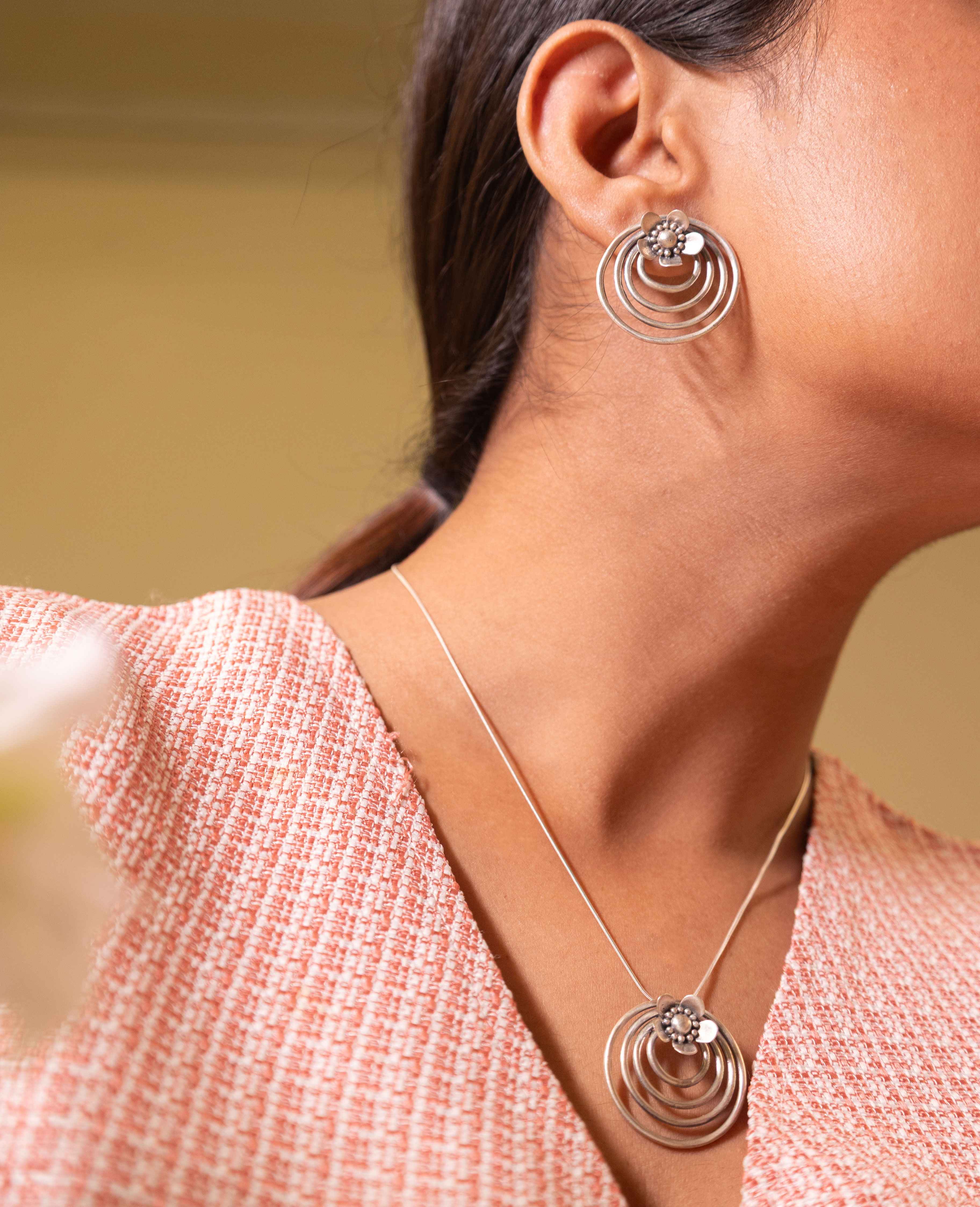 Moh Concentric Flower Embossed Necklace Set