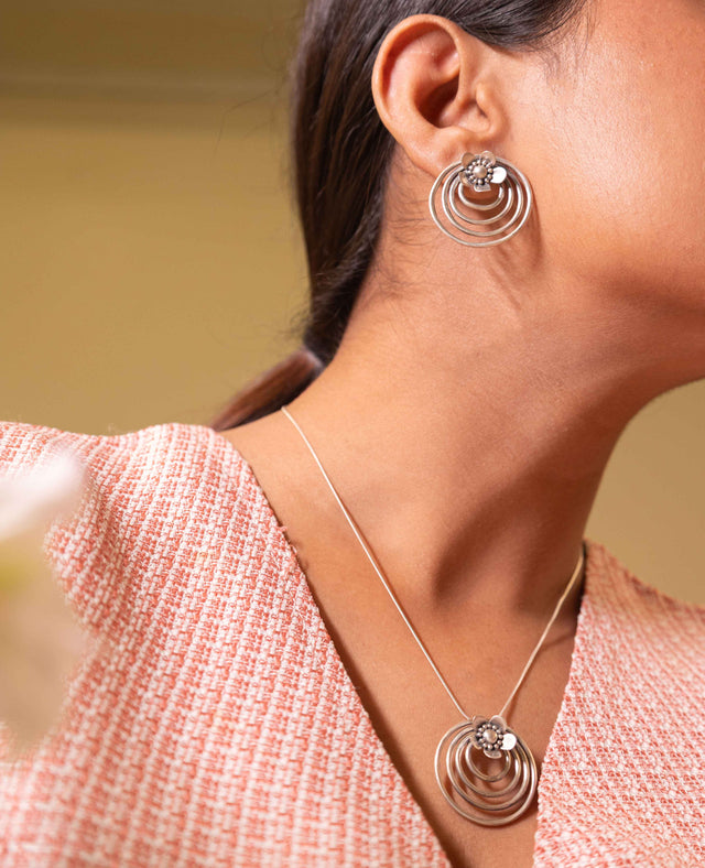 Moh Concentric Flower Embossed Necklace Set