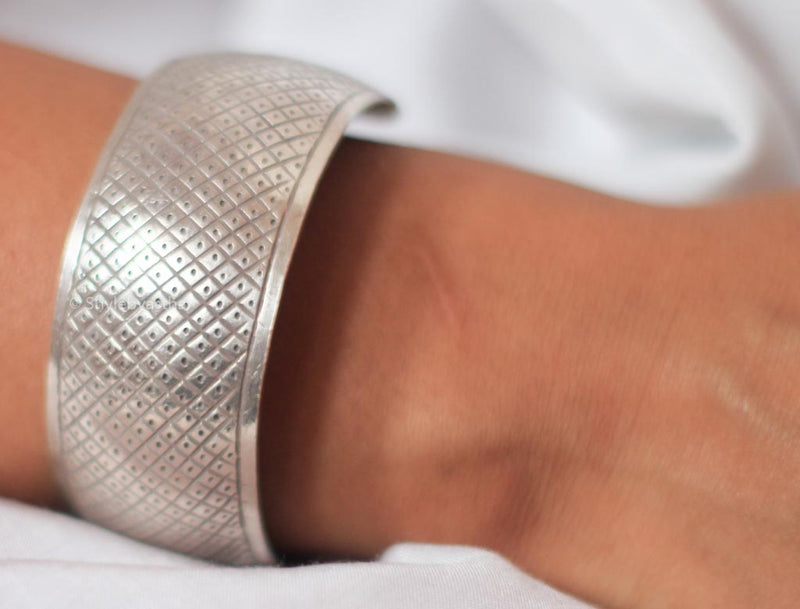 Adya Carved Elegant Kada