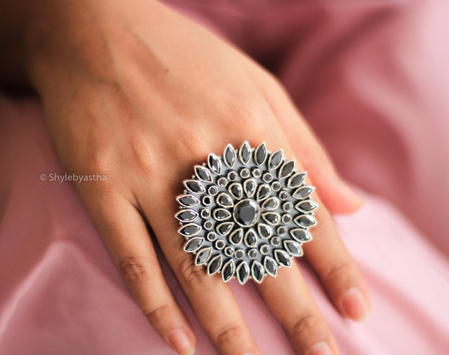 Essence Classic Black Jadau Ring