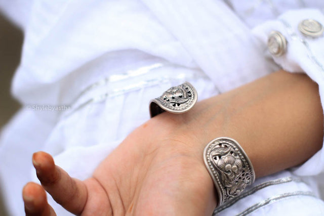 Moh Flower Art Embossed Kada