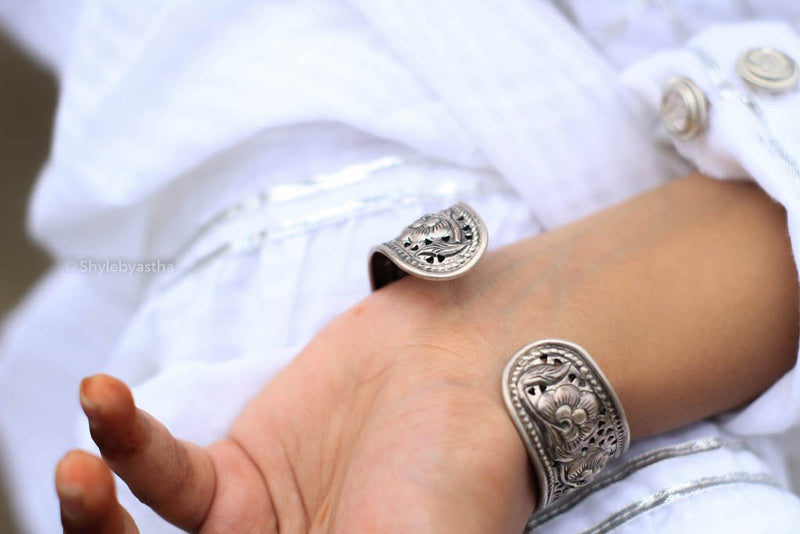 Moh Flower Art Embossed Kada
