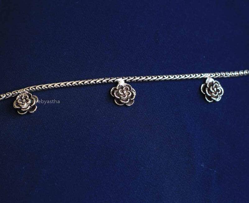 Moh Mini Flower Sequence Necklace
