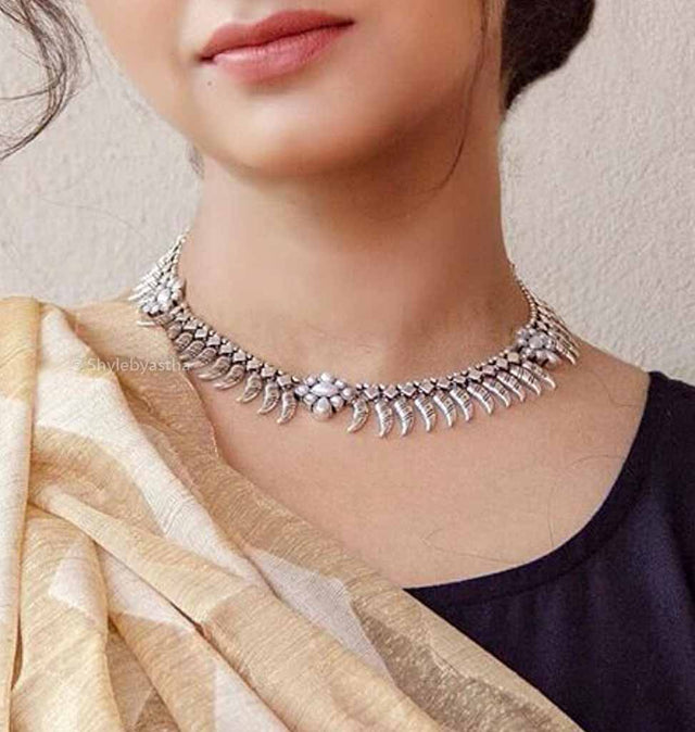 Essence Freshwater pearls spiked necklace