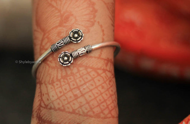 Adya Mini Flower Bracelet