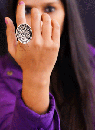 Anvaya Flora Detailed Oval Ring