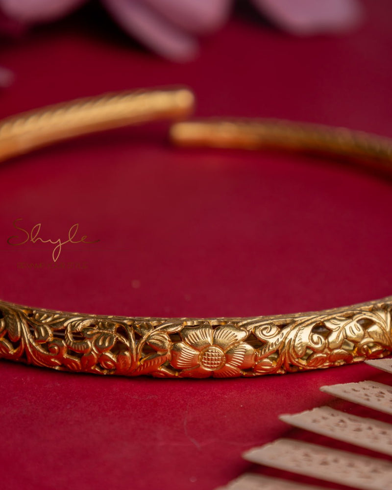 Tattva Chitai Flora Gold Carved Hasli