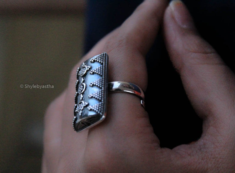 Moh Curved Rectangular Embossed Ring
