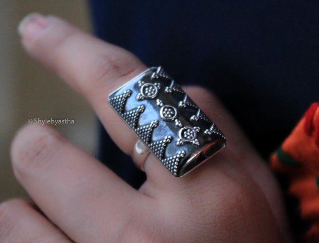 Moh Curved Rectangular Embossed Ring