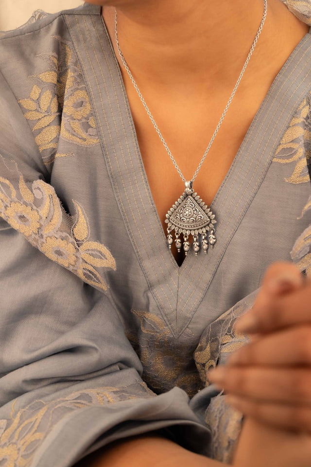 Mizoya Flora Detailed Leaf Drop Pendant