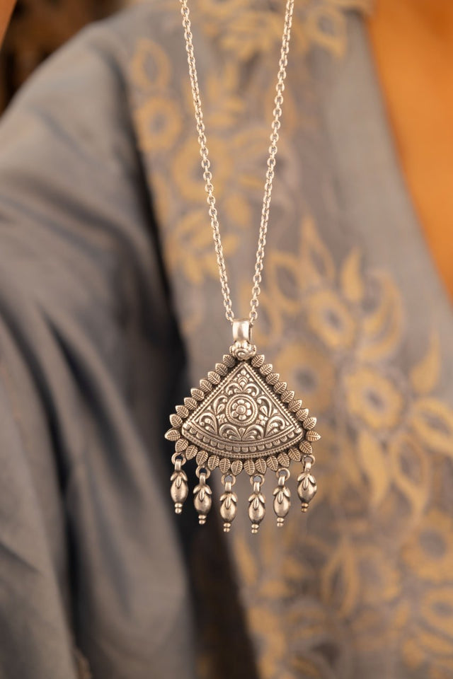 Mizoya Flora Detailed Leaf Drop Necklace