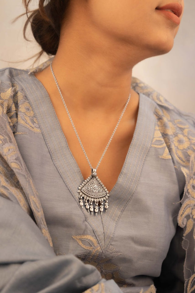 Mizoya Flora Detailed Leaf Drop Necklace