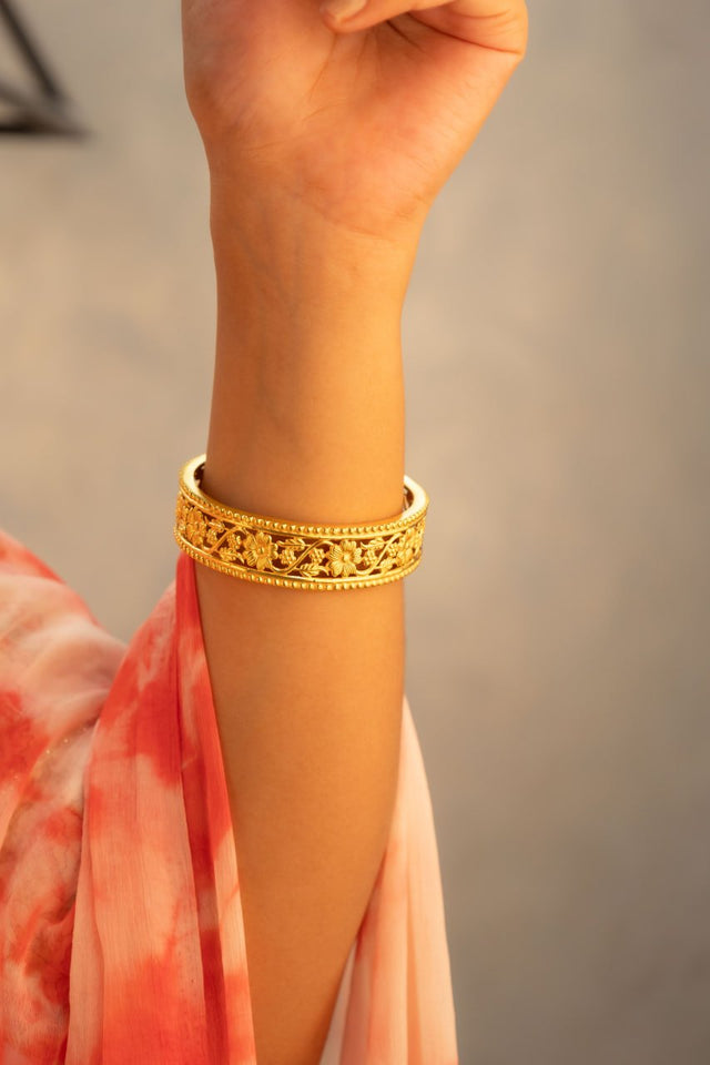 Moh Intricate Flower Leaf Gold Tone Bangle