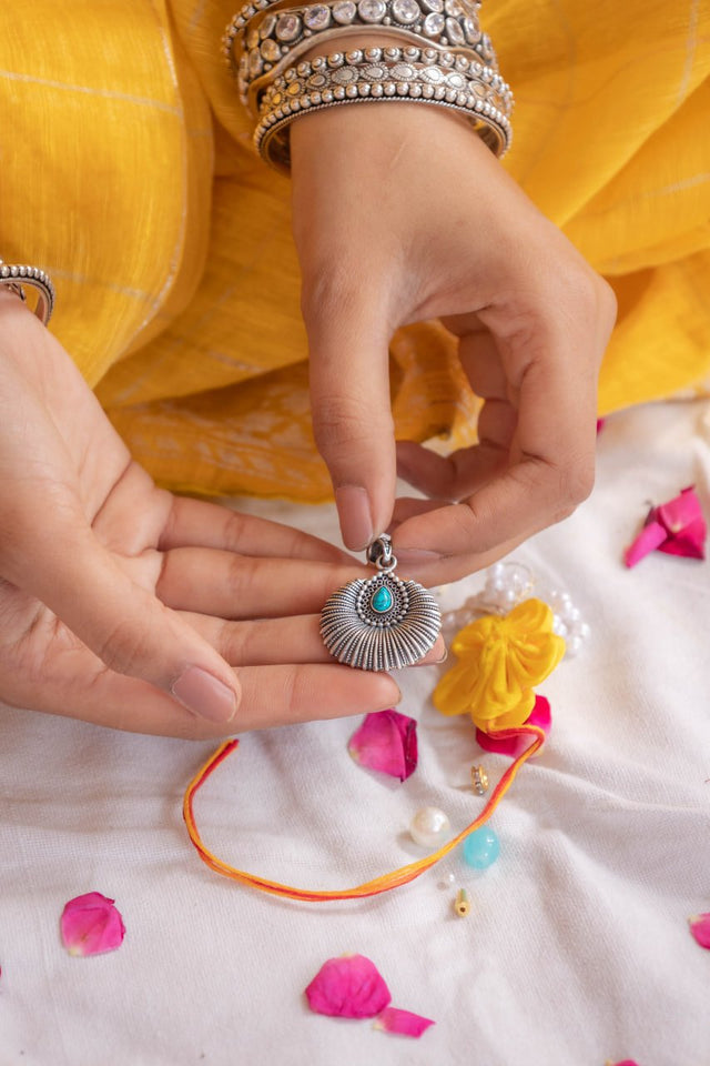 Moh Sea Shell Pendant Blooming Lumba Rakhi