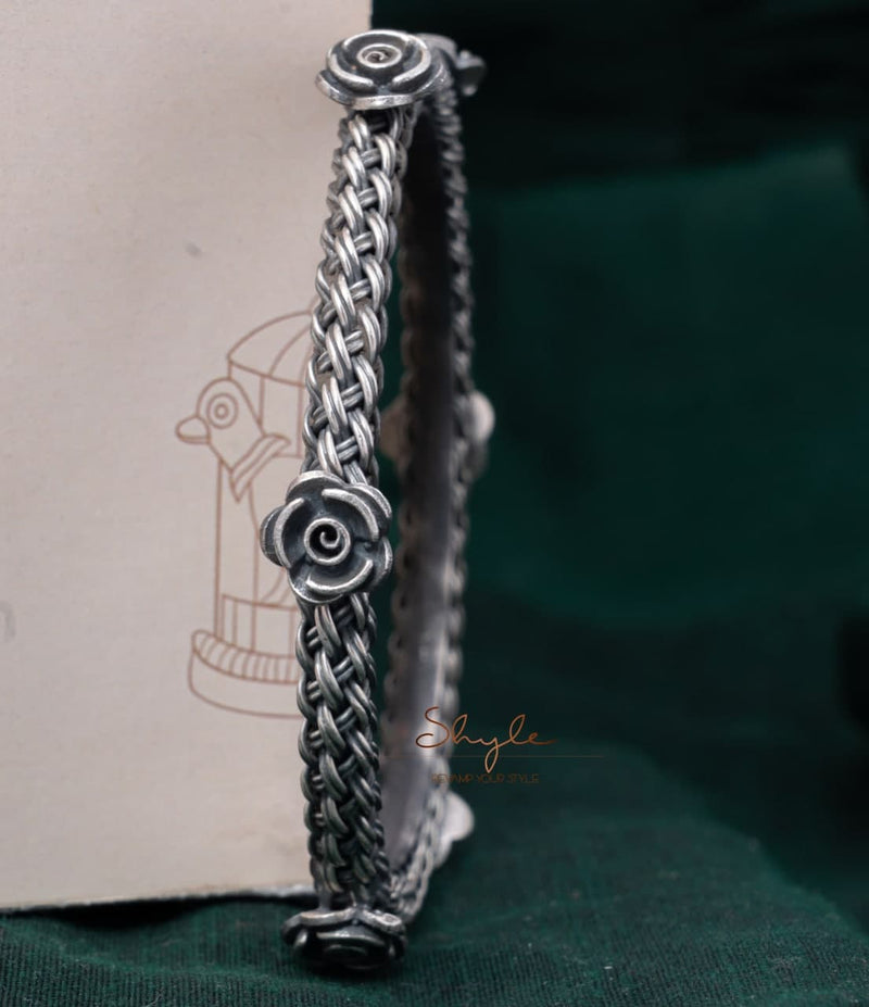 Anvaya Guthau Rose Embossed Bangle front