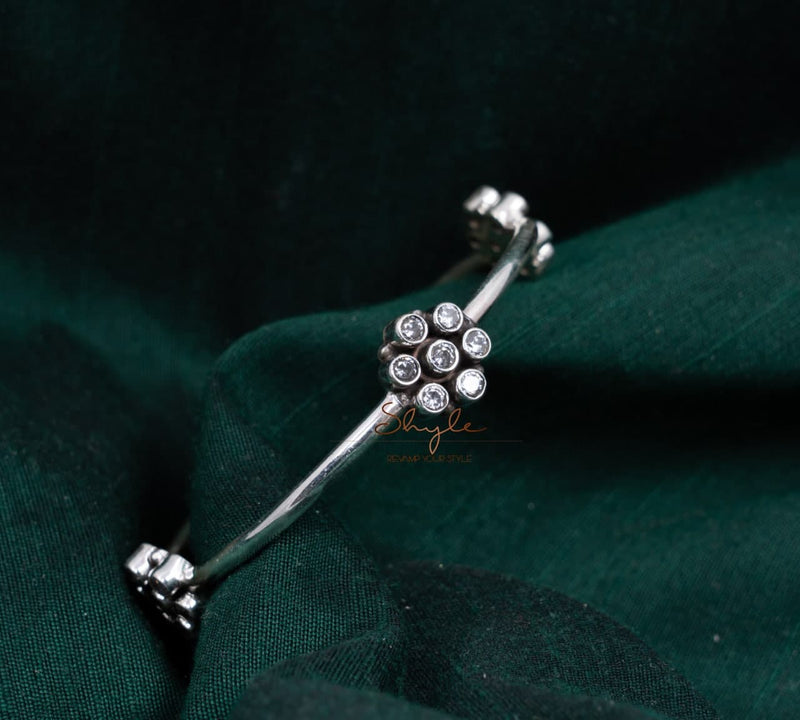 Essence Fine Bangle front (1)