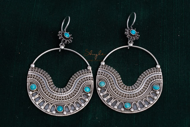 Mizoya Daana Detailed quirky fish hook earrings