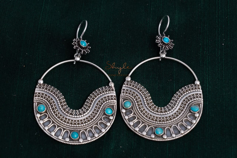 Mizoya Daana Detailed quirky fish hook earrings