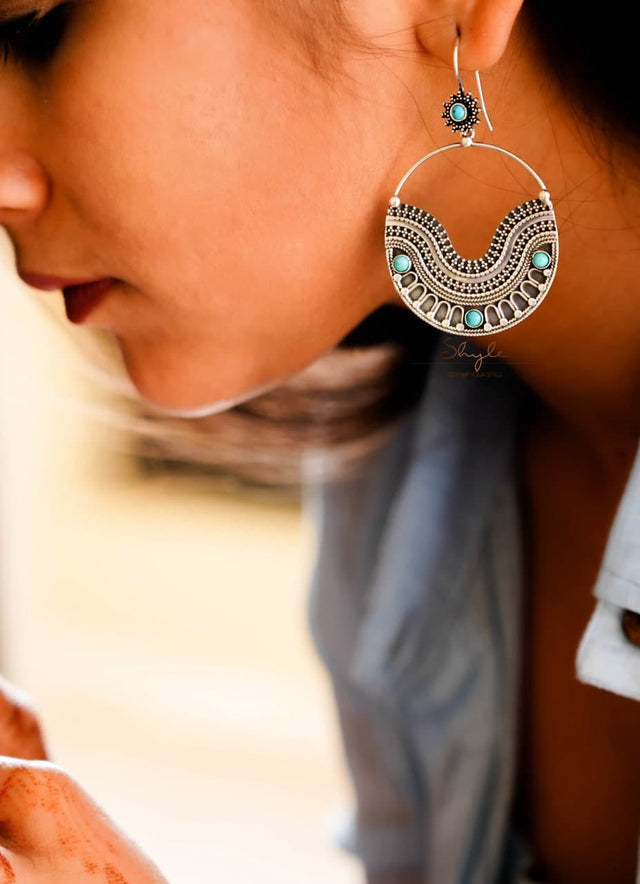 Mizoya Daana Detailed quirky fish hook earrings