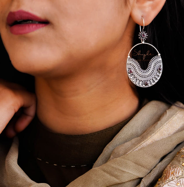 Mizoya Daana Detailed quirky fish hook earrings model