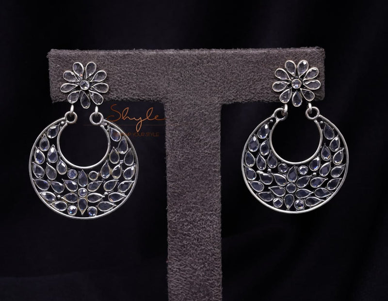 Essence Scintillating Petal Motif Earrings front