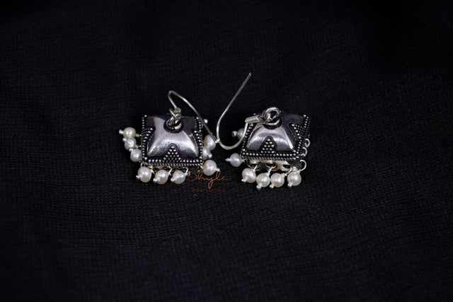 Moh Daana Detailed Freshwater Pearl Drop Earrings