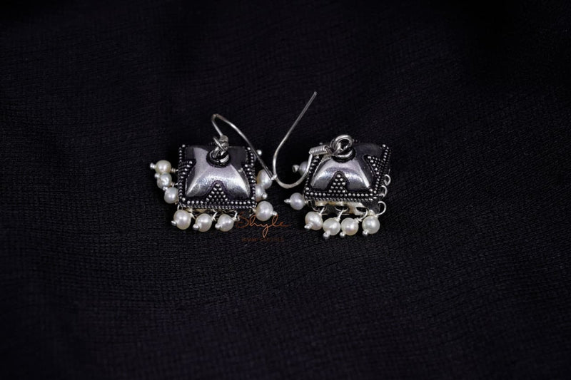 Moh Daana Detailed Freshwater Pearl Drop Earrings