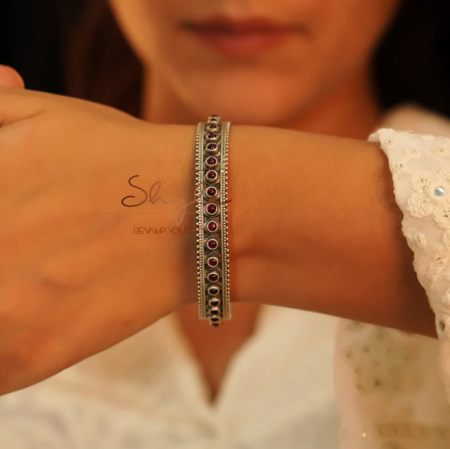 Tattva Intricate Jadau Embossed Bangle