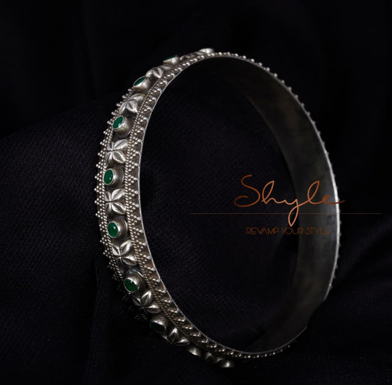 Tattva Intricate Jadau Embossed Bangle(2)