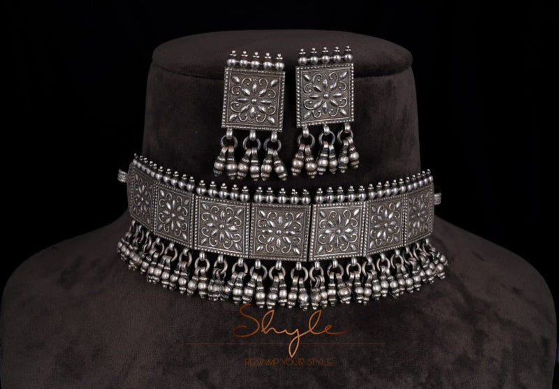 Tattva Intricate Ghughri Choker Set